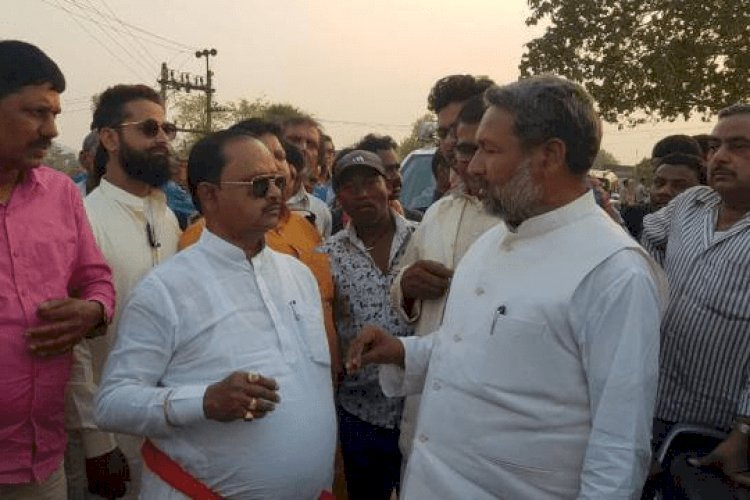 बिहार: बांका में जमीन पर कब्जा करने पहुंचे JDU MLA गोपाल मंडल, ग्रामीणों ने समर्थकों समेत घेरा, नारेबाजी, माफी मांग लौटे