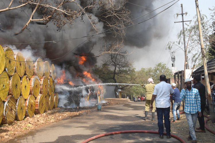 धनबाद: Rail SP आवास के पास रखे केबल बंडलों में लगी आग, पांच करोड़ का नुकसान, दर्जन भर दमकल ने आग पर पाया काबू