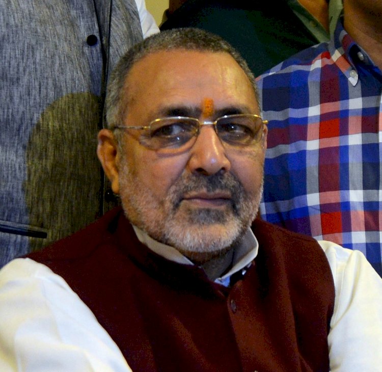 बिहारः सेंट्रल मिनिस्टर  गिरिराज सिंह का विवादित बयान, अफसर बात नहीं सुनते तो उन्हें लाठी से पीट दीजिए