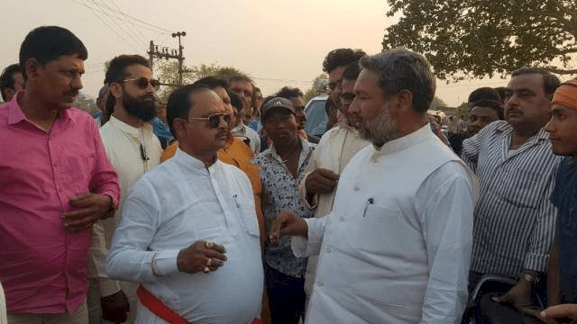 बिहार: बांका में जमीन पर कब्जा करने पहुंचे JDU MLA गोपाल मंडल, ग्रामीणों ने समर्थकों समेत घेरा, नारेबाजी, माफी मांग लौटे