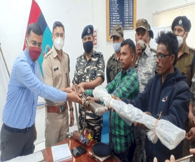 चतरा: दस लाख का इनामी उग्रवादी रघुवंश गंझू समेत टीएसपीसी के दो उग्रवादियों ने किया सरेंडर