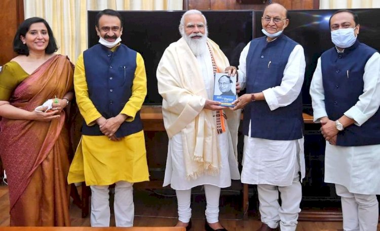 नई दिल्ली: पीएम नरेंद्र मोदी से मिले डॉक्टर सीपी ठाकुर, भेंट की अपनी पुस्तक