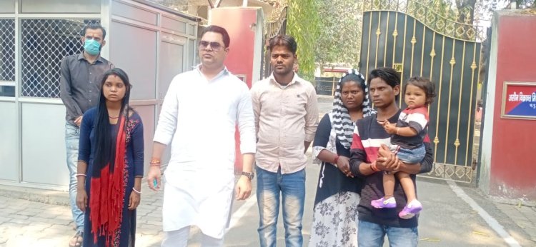 धनबाद: लापता विक्की भुइंया के परिजनों के साथ एसएसपी से मिले रणविजय सिंह, देवघर में बंधक बनाकर रखने जतायी आशंका