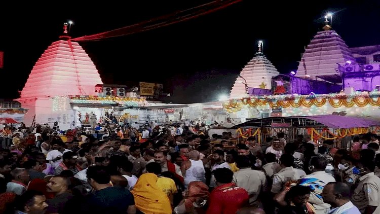 देवघर: Mahashivratri पर बाबाधाम में भक्तों का उमड़ा जनसैलाब, सवा लाख श्रद्धालुओं ने किया जलाभिषेक