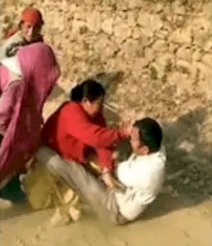 हिमाचल प्रदेश: मंडी में ग्रामीण महिलाओं ने गालियां दे रहे पुरुष को जमकर की पिटाई, वीडीओ सोशल मीडिया में वायरल