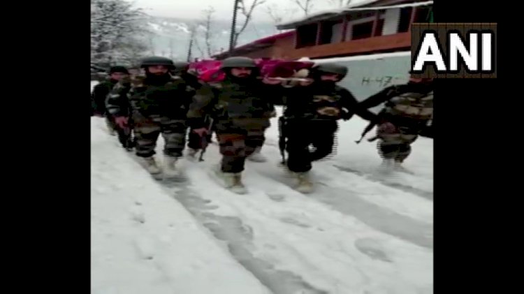 जम्मू-कश्मीर: प्रेगनेंट महिला को बर्फ के बीच कंधे पर रखकर आर्मी जवानों ने हॉस्पीटल पहुंचाया