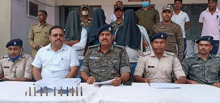 चतरा: पीएलएफआई का एरिया कमांडर समेत तीन उग्रवादी अरेस्ट, पिस्टल, मैग्जीन व कारतूस बरामद