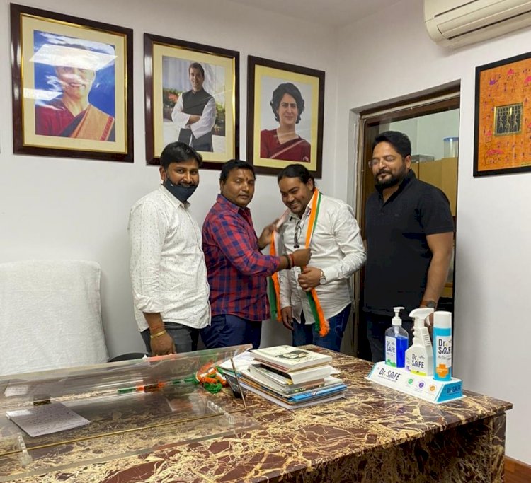 बोकारो के देव शर्मा की युवक कांग्रेस में वापसी, नई दिल्ली में नेशनल प्रसिडेंट श्रीनिवास ने दिलायी सदस्यता