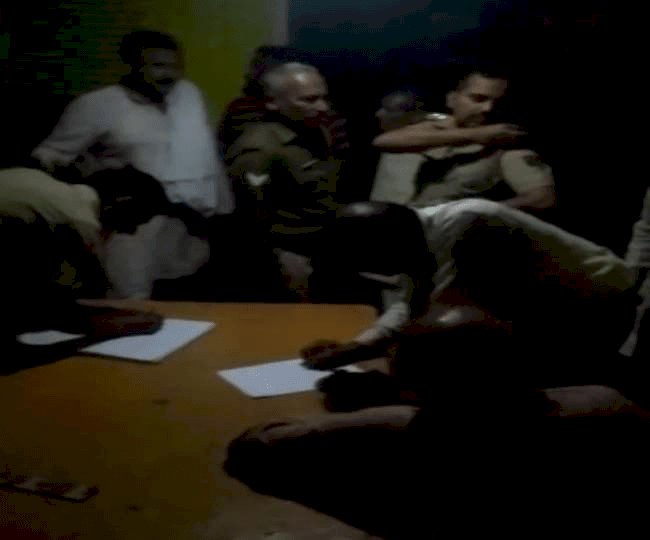 उत्तर प्रदेश: बागपत में पुलिस स्टेशन पर हमला, कांस्टेबलों की पिटाई, वर्दी फाड़ी, एसआइ घायल