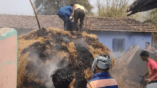 चाईबासाः झींकपानी में पुआल में लगी आग, दो बच्चों की जलकर मौत