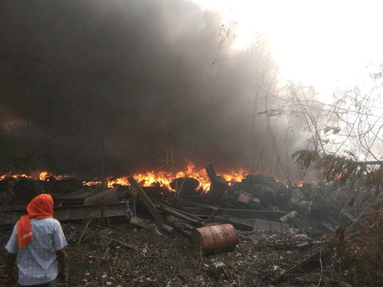 धनबाद: बीसीसीएल के रीजनल स्टोर सिनीडीह कैंपस में लगी भीषण आग, लाखों की स्क्रैप सामान जलकर राख