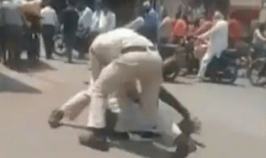 मध्य प्रदेश: इंदौर में दिखा पुलिस का अमानवीय चेहरा, ठीक से  मास्क नहीं पहनने पर ऑटो ड्राइवर को रोड पर गिराकर पिटाई