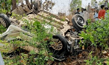 गिरिडीह:बगोदर में कार गिरी खाई में, पति-पत्नी समेत चार की मौत