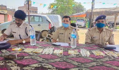 दुमका: हंसडीहा के ज्वेलरी दुकान में चोरी का 12 घंटे में खुलासा, चोरी गयी आभूषण के साथ तीन अरेस्ट