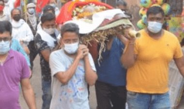 धनबाद: पंचतत्व में विलीन हुए कामरेड एसके बक्शी, मजदूर लीडर की अंतिम यात्रा में उमड़े लोग