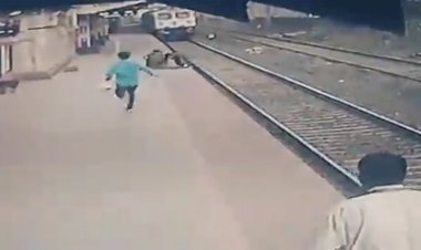 मुंबई: मौत से चंद सेकेंड पहले दृष्टिबाधित बच्चे को बचा लाया रेलवे स्टाफ, हाई स्पीड से आ रही थी सुपरफास्ट ट्रेन