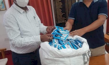 धनबाद: डी0एम0 पब्लिक स्कूल परसिया ने दिया जिला पुलिस को दिया मास्क, चेयरमैन मनी महतो ने एसएसपी को सौंपा 1100 N95 मास्क 