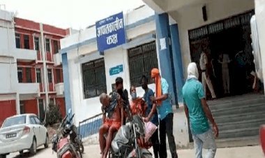 सासाराम: बुजुर्ग की बॉडी ले जाने के लिए सदर हॉस्पीटल से नहीं मिला एंबुलेंस, बाइक पर लादकर ले गये परिजन 