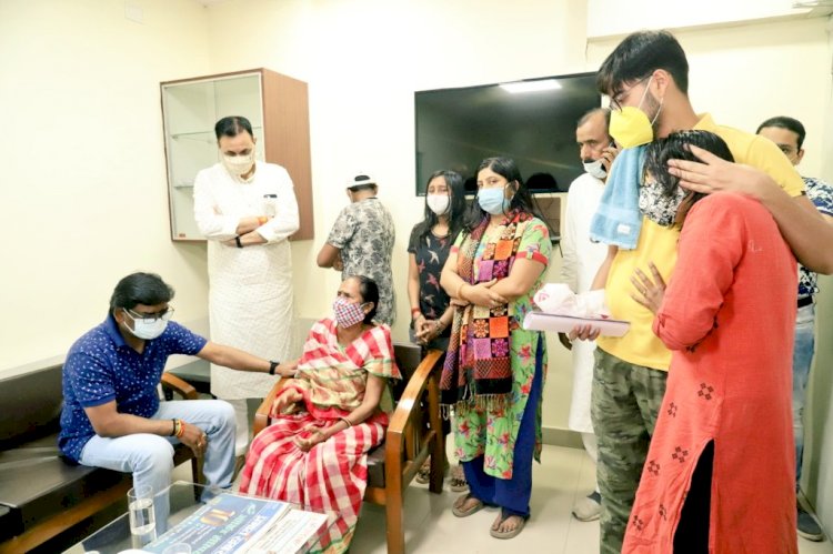रांची: दिवंगत विष्णु भैया के परिजनों से मेडिका में मिले सीएम हेमंत सोरेन, पार्थिव शरीर घर भिजवाया