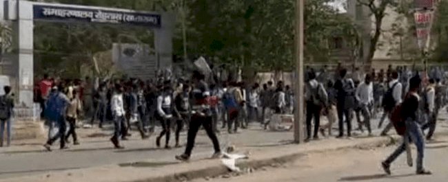 सासाराम:  कोचिंग बंद कराये जाने के विरोध में छात्रों ने किया बवाल,कलेक्ट्रेट के अंदर तोड़फोड़,कई पुलिसकर्मी जख्मी
