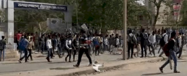 सासाराम: कोचिंग बंद कराये जाने के विरोध में छात्रों ने किया बवाल,कलेक्ट्रेट के अंदर तोड़फोड़,कई पुलिसकर्मी जख्मी