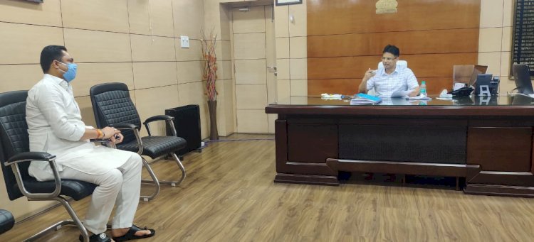 धनबाद: रणविजय सिंह ने डीसी से की मुलाकात, बाघमारा की समस्याओं से कराया अवगत