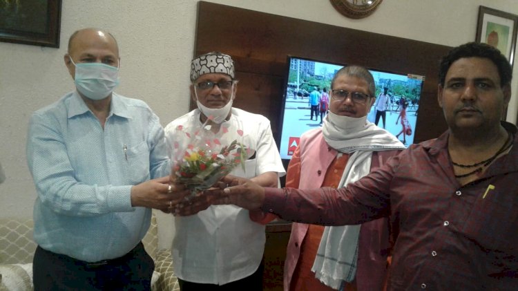 धनबाद: खादी ग्रामोद्योग संघ की ओर से हजारीबाग व पलामू कमिश्नर का स्वागत