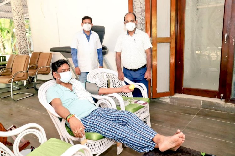 झारखंड: सीएम हेमंत सोरेन ने रिम्स ब्लड बैंक के लिए किया ब्लड डोनेशन