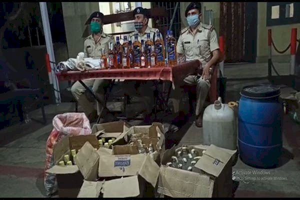धनबाद: डिगवाडीह में अवैध शराब की मिनी फैक्ट्री का भंडाफोड़, लाखों की नकली शराब जब्त, एक अरेस्ट