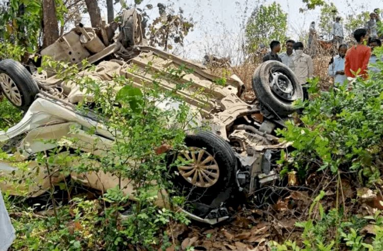 गिरिडीह:बगोदर में कार गिरी खाई में, पति-पत्नी समेत चार की मौत