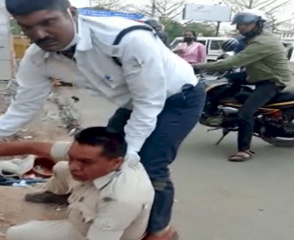 रांची: रोड पर पुलिसकर्मियों में मारपीट, ट्रैफिक पुलिसकर्मी ने चलाये लात-घूंसे ,VIDEO वायरल