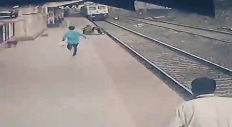 मुंबई: मौत से चंद सेकेंड पहले दृष्टिबाधित बच्चे को बचा लाया रेलवे स्टाफ, हाई स्पीड से आ रही थी सुपरफास्ट ट्रेन