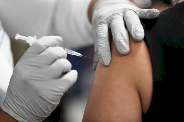 नई दिल्ली: कोरोना वैक्सीन लेने के बाद 10 हजार में मात्र तीन लोग ही हो रहे हैं संक्रमित