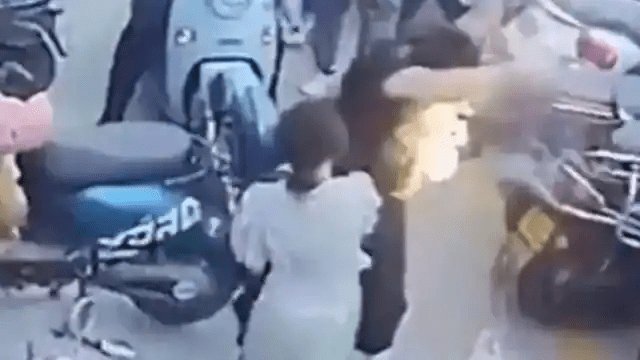 चीन: रोड पर चल रहे आदमी के बैग से अचानक निकलने लगा आग का गोला, वायरल हो रहा वीडियो