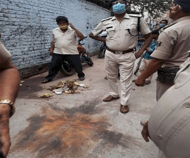 बिहार: पटना में ठेला पर बम रखकर खाने लगा चाट, विरोध करने पर किया विस्फोट, भीड़ ने की पिटाई,पुलिस को सौंपा