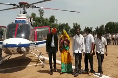 राजस्थान:35 साल बाद हुई पोती का जन्म, दादा ने मनाया अनूठा जश्न, फसल बेचकर हेलीकॉप्टर से लाया घर