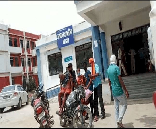 सासाराम: बुजुर्ग की बॉडी ले जाने के लिए सदर हॉस्पीटल से नहीं मिला एंबुलेंस, बाइक पर लादकर ले गये परिजन