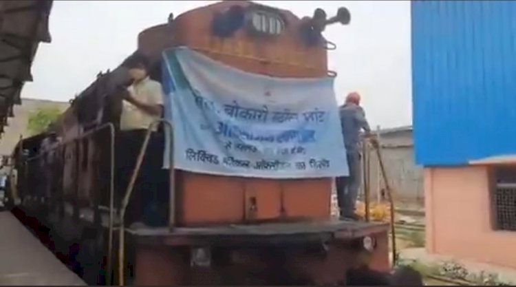 झारखंड: BSL ने उत्तर प्रदेश भेजा 50 टन ऑक्सीजन, रेलवे सभी  महत्‍वपूर्ण ट्रेनें रोकीं, धड़धड़ाती हुई आगे निकली Oxygen Express