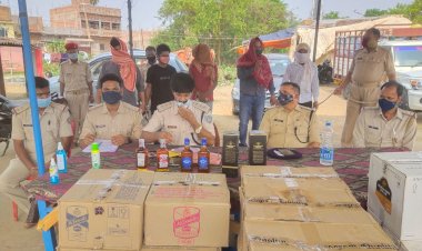 दुमका:हसंडीहा में 54 पेटी विदेशी शराब जब्त, पांच अरेस्ट, होंडा सिटी व बलेरो पिकअप जब्त 