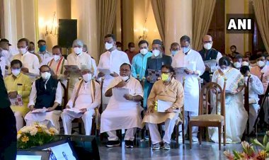 पश्चिम बंगाल: ममता कैबिनेट के 43 मिनिस्टर ने ली शपथ, विभागों का बंटवारा, मंत्रिमंडल में आठ महिलाएं भी