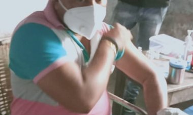 धनबाद: टुंडी एमएलए मथुरा महतो के पुत्र दिनेश महतो ने लिया कोविड वैक्सीन