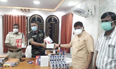 धनबाद: बीजेपी एमएलए राज सिन्हा ने पुलिसकर्मियों के लिए एसएसपी को सौंपा एंटी कोरोना माउथ मेडिसिन