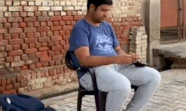 उत्तर प्रदेश: आगरा में ससुराल के बाहर दो दिन से धरना पर हसबैंड, कहा-वाइफ लेकर जाऊंगा या डाईवोर्स