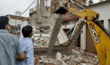 बिहार: जहानाबाद में हाइवे पर भरभरा कर गिरा तीन मंजिला घर, पटना-गया NH पर हादसा