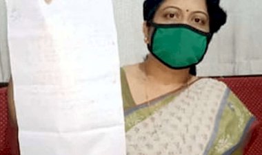 कोडरमा: महिला ने पुलिस  को दिया आवेदन,मेरी चप्पल टूट गई है...,प्लीज दुकान खुलवाकर नई चप्पल दिलवा दीजिए