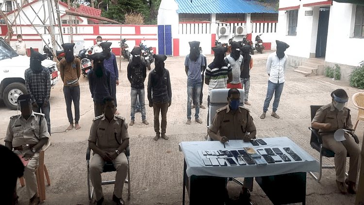 देवघर:14 साइबर क्रिमिनल अरेस्ट, 23 मोबाइल,37 सिम कार्ड, नौ बैंक अकाउंट, चार चेकबुक व 11 एटीएम कार्ड बरामद