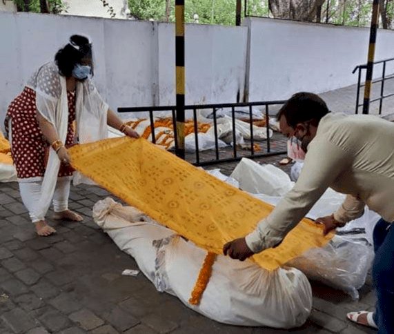 जमशेदपुर: बेटा इंग्लैंड तो बेटी बैंगलुरु में, कोरोना से हो गयी मौत,पत्नी ने किया अंतिम संस्कार