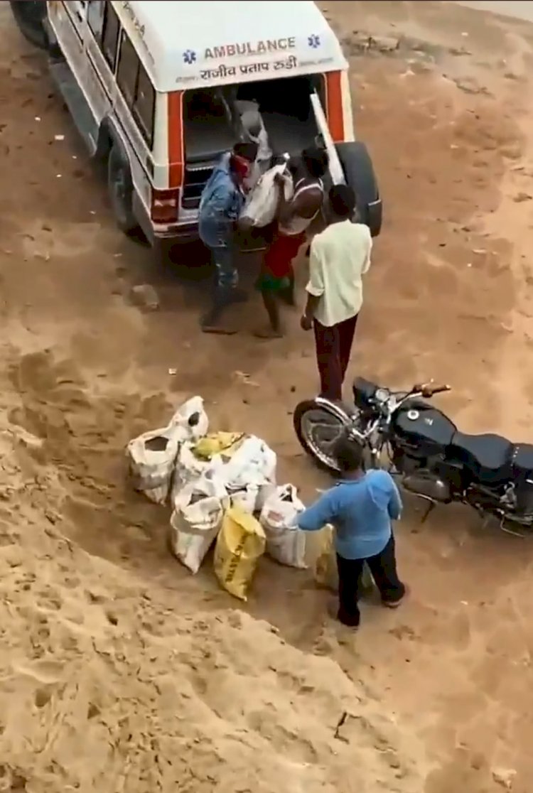 बिहार: छपरा में पेसेंट के बजाय बालू ढोने के काम आ रही BJP एमपी की एंबुलेंस, पप्पू यादव ने वीडियो जारी कर किया दावा