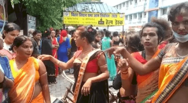 बिहार: गोपालगंज में लॉकडाउन का विरोध! किन्नरों का बवाल, सरकारी गाड़ी को किया क्षतिग्रस्त, जान बचाकर भागे अफसर