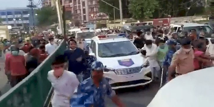 बिहार: पटना में पप्पू यादव के समर्थकों पर लाठी चार्ज, पुलिस एक्स एमपी को 32 साल पुराने मामले में अरेस्ट किया